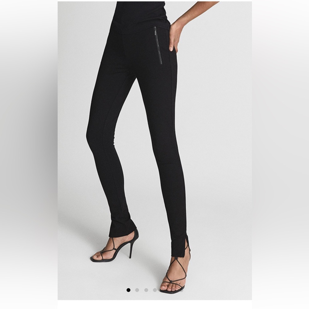 Zip Detail Legging
Material
Synthetic
Size & fit
Fitted
Machine Washable